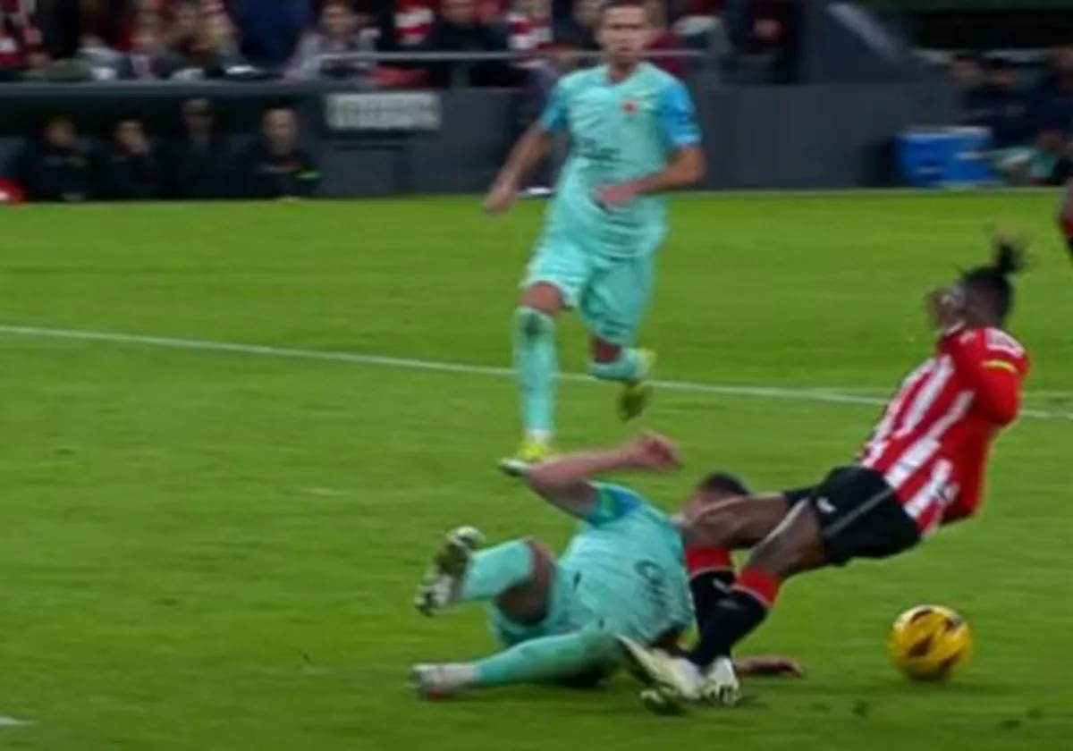 Momento en el que Nico Williams cae en el área del Mallorca y el árbitro decreta inicialmente penalti.