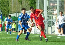 Unai Garcés avanza ante un jugador del Alavés con Ibai Gómez atento en la banda.