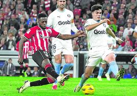 Iñaki Williams dispara a puerta en el tercer gol tras superar a Gutiérrez.