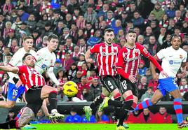 Yeray intenta despejar el balón en un momento del partido del domingo ante el Barcelona El central fue uno de los más destacados del equipo y salvó un gol.