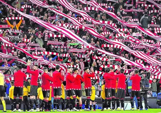 Los jugadores del Athletic aplauden a la grada antes de iniciar el partido de cuartos de final de Copa contra el Barça.