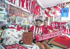 Emiliano Benítez 'Txano' y su hijo mayor Nelson, el sábado en el salón de su casa de Gáldar.
