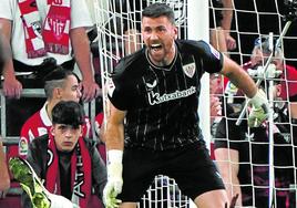 Muro. Unai Simón, quien paró un penalti a Luis Rioja en el derbi, solo ha encajado 26 goles en 29 jornadas de Liga.