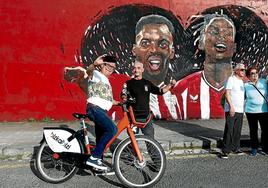 El mural dedicado a los hermanos Williams que se ha convertido en un lugar de peregrinación para los hinchas del Athletic