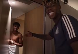 Nico se ríe tras pillar a su amigo Yamal en la ducha.