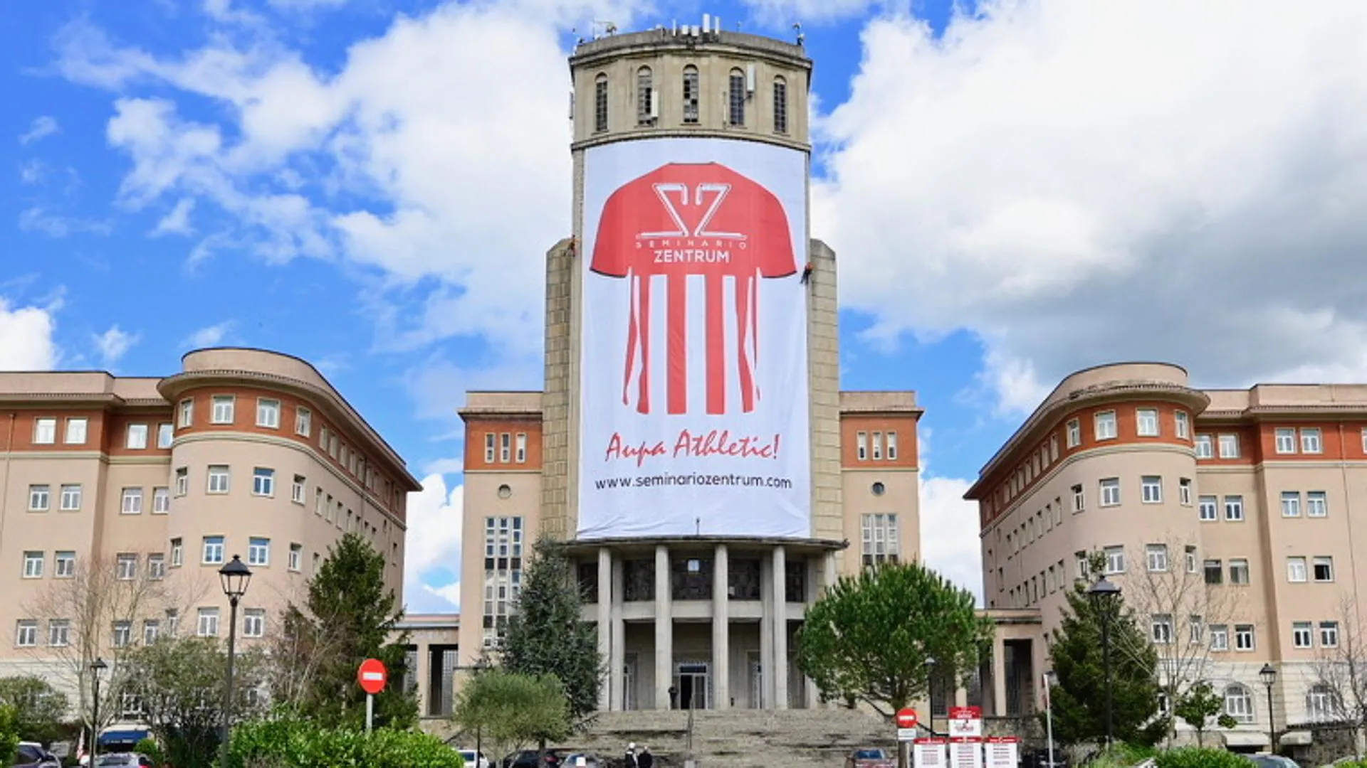 Una camiseta gigante del Athletic preside el antiguo seminario de Derio |  El Correo