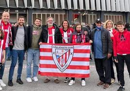 Josemi Sánchez, en el centro con la bandera, y sus compañeros de peña Toulouse en una visita a San Mamés