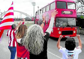El autobús inglés de los 70 reconvertido en santuario rojiblanco es despedido al salir ayer hacia Sevilla.