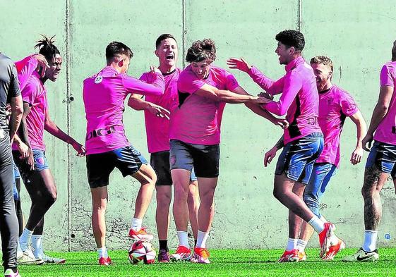 Los jugadores del Athletic bromean en Lezama, en uno de los últimos entrenamientos antes de volar hacia Sevilla.