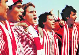 Andrinua, Bolaños, De Andrés, Aspiazu, Iribar, Argote y Sola, de izquierda a derecha, en la gabarra de campeones de 1984.