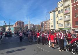 Colas para entrar a la estación de metro en Erandio.