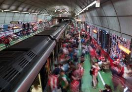 El metro bate su récord histórico con más de medio millón de viajeros por la fiesta de la gabarra