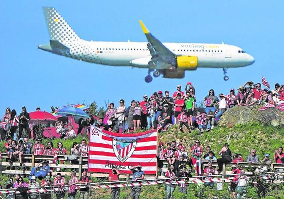 El avión de Vueling que regaló a los pasajeros fabulosas vistas sobre la gabarra desciende hacia la pista de Loiu, a la altura de Astrabudua.