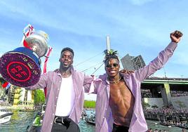 Los Williams posan con la Copa al paso de la gabarra por el museo Guggenheim.