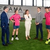 El presidente del Athletic, la rectora de la UPV y el vicerrector del Campus de Bizkaia junto a varios deportistas en Lezama