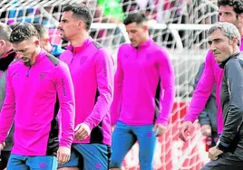 Ernesto Valverde observa a sus jugadores en uno de los entrenamientos en Lezama, donde el equipo trabajó ayer para ultimar los detalles del partido ante el Atlético.