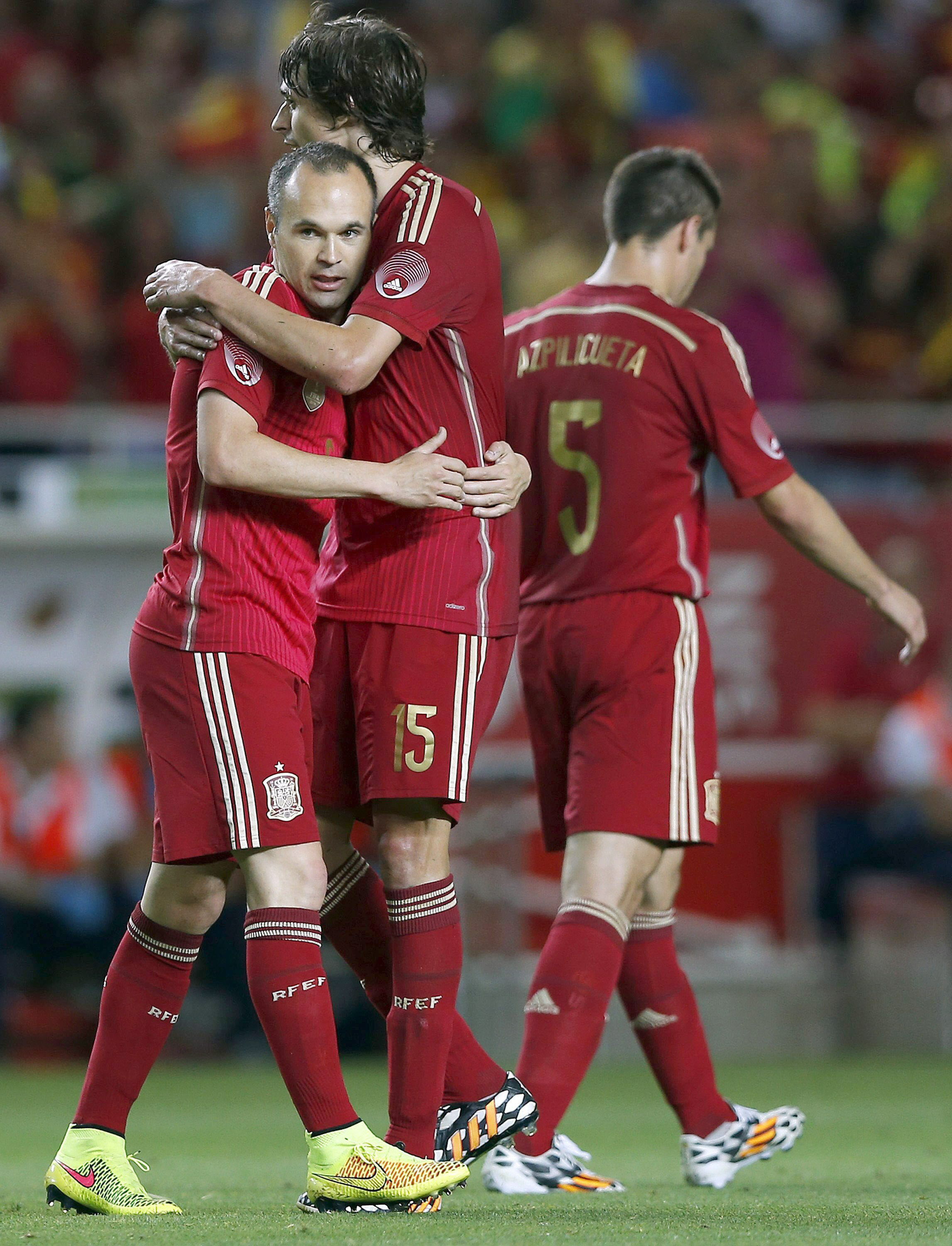 Iturraspe se abraza con Iniesta tras el gol del jugador barcelonista.