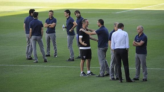 Los jugadores y cuerpo técnico del Málaga saludan a los integrantes del Athletic.