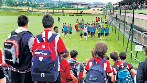 Jugadores de las categorías inferiores del Athletic presencian un entrenamiento del primer equipo.