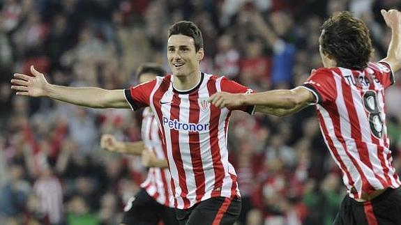 Aduriz celebra su gol.