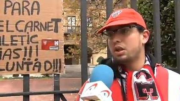 Joseba pide limosna frente al palacio de Ibaigane. ATLAS