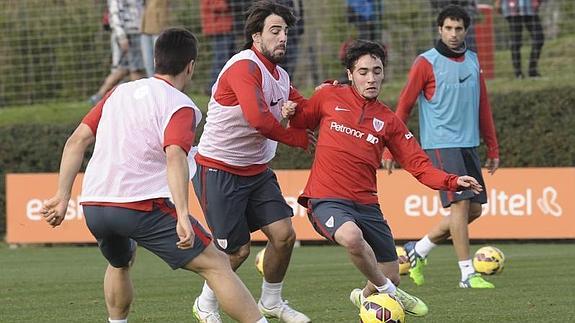 Los jugadores se ejercitan ayer en Lezama.