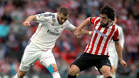 Benzema y Beñat, durante el partido.