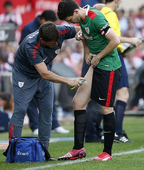 Iraola recibe asistencia médica en el partido frente al Atlético.