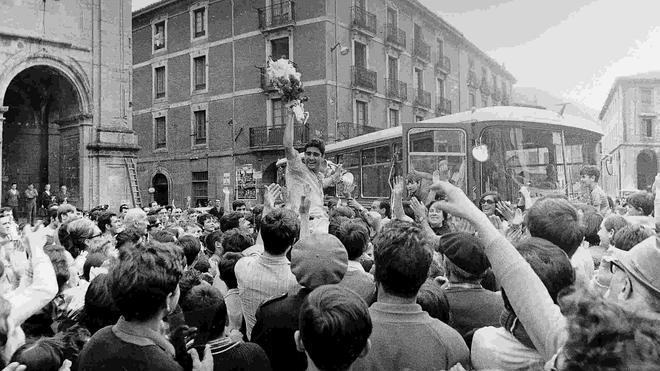 RECIBIMIENTO. Luis Mari Echeverría, capitán rojiblanco, saluda a los aficionados que aclaman al equipo en Orduña.