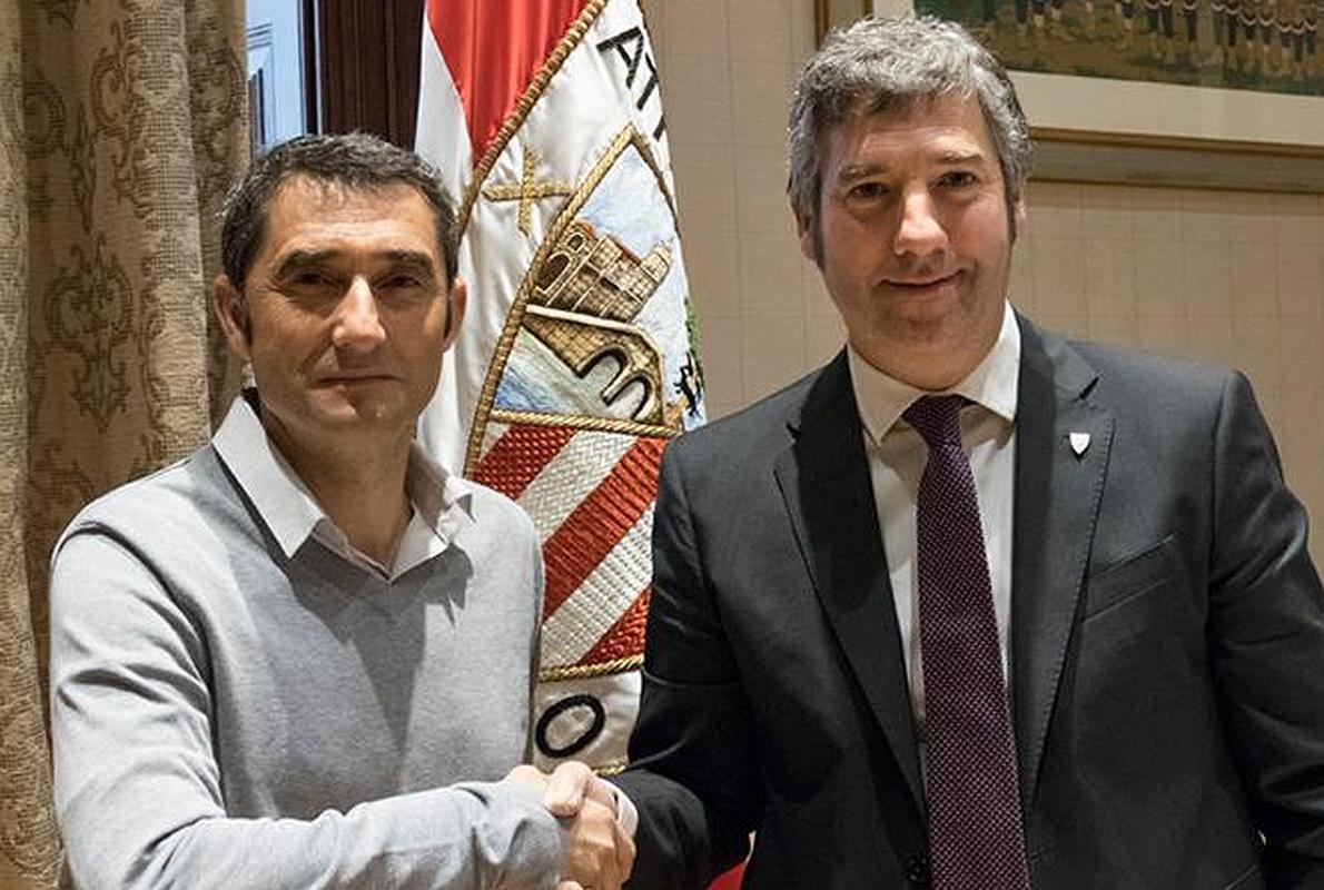 Valverde y Urrutia tras la rúbrica del contrato.