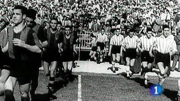 Athletic y Barça salen al campo en una imagen captada por los noticieros de la época y que TVE rescató.