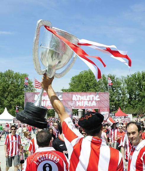 Aficionados rojiblancos en la final de Copa de 2012.