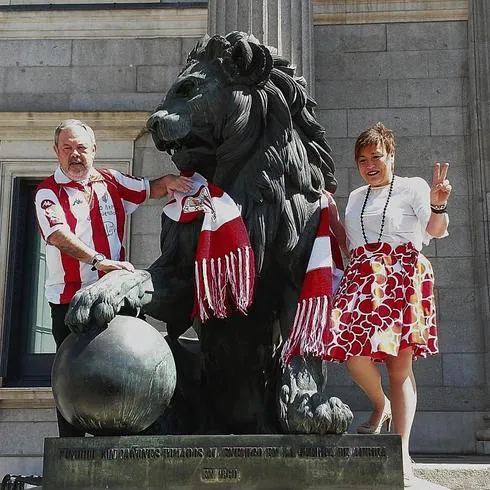 Pedro Azpiazu e Isabel Sánchez Robles posando con el 'león del Athletic'. 