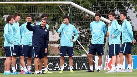 Los jugadores del Athletic atienden las explicaciones de Valverde en el entrenamiento de ayer. 