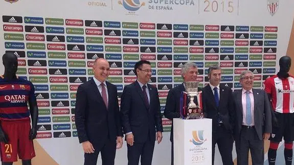 Los presidentes, con la Supercopa.