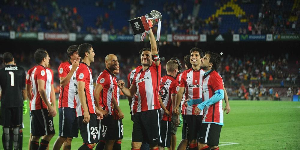 Los jugadores del Athletic celebran el título sobre el césped del Camp Nou.