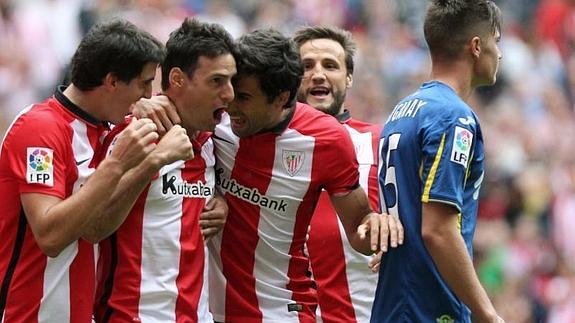 Aritz Aduriz celebra uno de sus dos goles ante el Getafe.