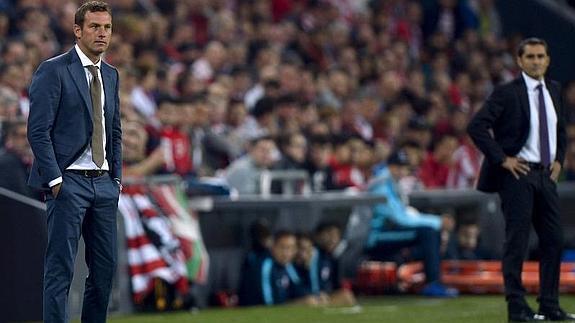 Markus Weinzierl ordena a sus jugadores durante el encuentro.