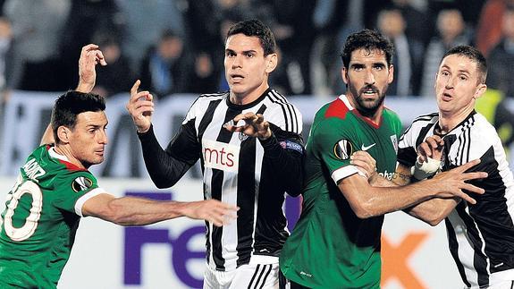 Aduriz y Raúl García tratan de escaparse de sus marcadores en una jugada a balón parado.