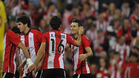 Aduriz celebra uno de sus tantos ante el Sporting.