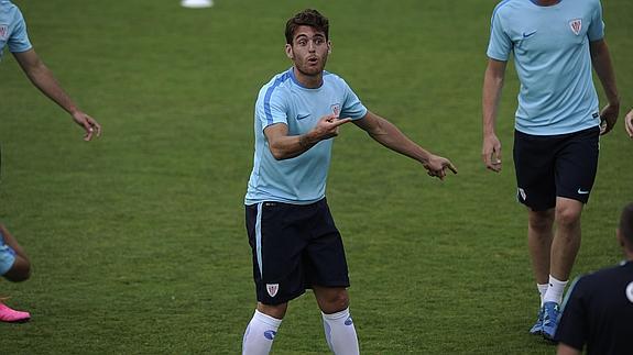 Ibai Gómez durante un entrenamiento en Lezama.