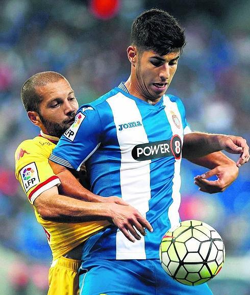 Marco Asensio trata de controlar un balón en el partido que enfrentó al Espanyol y al Sporting.