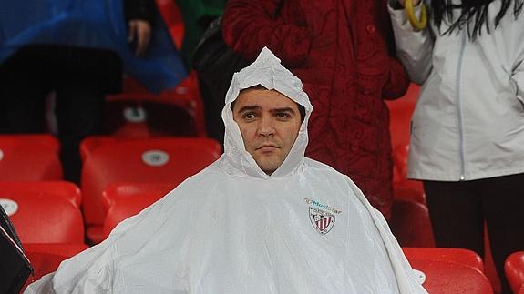 Uno de los socios del Athletic que se mojan cuando llueve. 