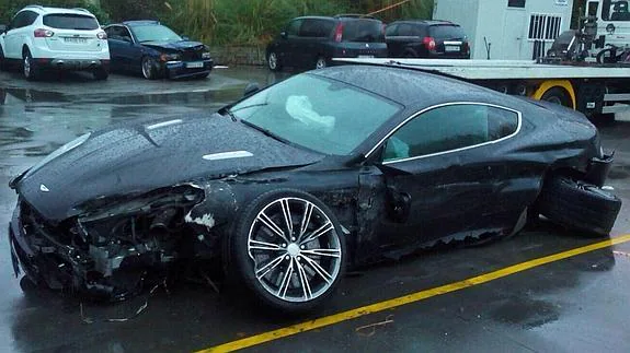 Estado en el que quedó el Aston Martin DB9 Coupé de Raúl García tras el accidente.