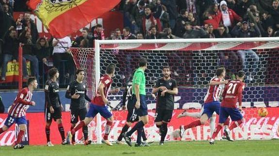 Raúl García reprocha al árbitro que el primer gol del Atlético llegó con el tiempo cumplido.