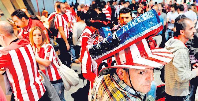 Aficionados del Athletic hacen cola en los mostradores de facturación para viajar a Bucarest en 2012.