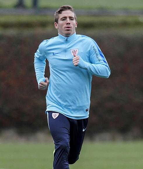 Iker Muniain, durante un entrenamiento en Lezama.