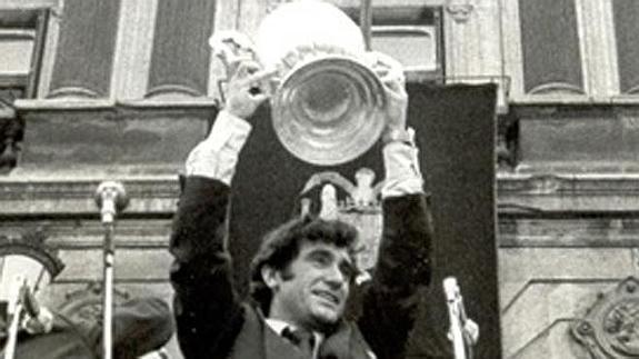 Zubiaga levanta la Copa obtenida en 1973.