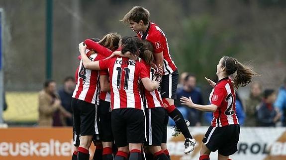 Las jugadoras del Athletic celebran uno de los tres goles marcados al Atlético.