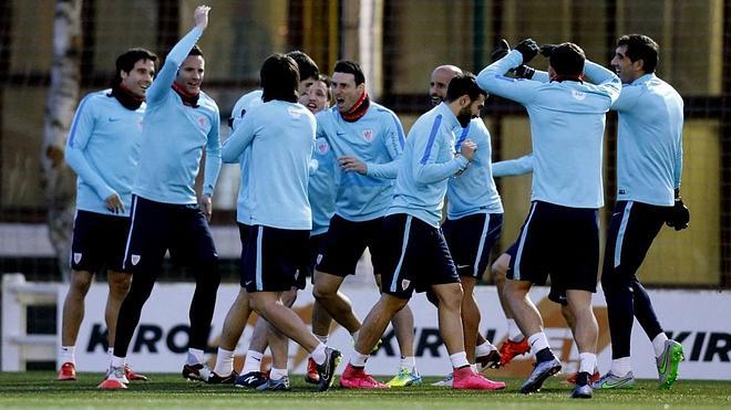 Jugadores del Athletic bromean en el entrenamiento previo al partido copero contra el Barcelona. 